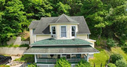 The Top of the Town - Large comfortable dog friendly home. Fish, Hike, Float!