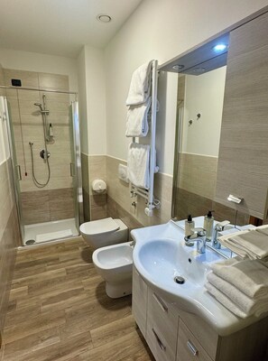 Triple Room | Bathroom | Shower, free toiletries, hair dryer, bidet - Corte Milano - Hostel (Rozzano)