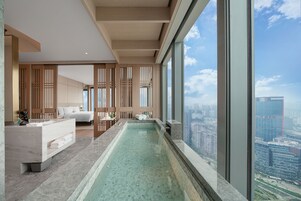 江景私汤套房 | 高档床上用品、羽绒被、迷你吧（备有免费物品）、客房内保险箱