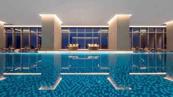 Sisäuima-allas avoinna 7.00–22.00, aurinkotuoleja