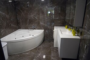 Chuveiro, banheira de hidromassagem, secador de cabelo, bidê