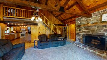 Una chimenea, un futbolín, una mesa de tenis de mesa, libros