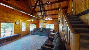 Kamin, Tischfußball, Tischtennisplatte, Bücher