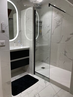 Dusche, Haartrockner, Handtücher, Seife