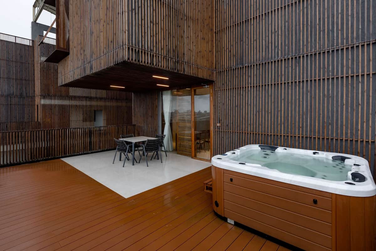 Presidential Suite | Outdoor spa tub