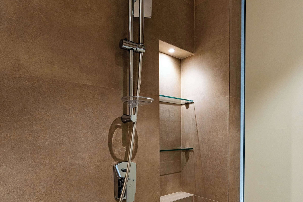 Villa, 4 Bedrooms | Bathroom | Free toiletries, hair dryer, bathrobes, bidet