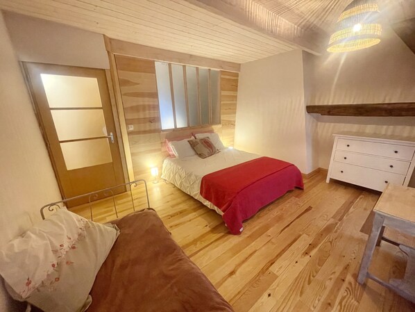 2 bedrooms, iron/ironing board, travel cot, free WiFi