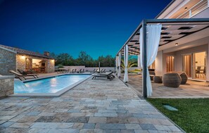 Außenpool, Liegestühle