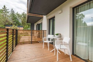 Outdoor dining - Dune Garden Apartment Dźwirzyno | Stylish Apartment with Terrace (Dźwirzyno)