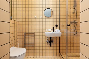 Shower, hair dryer, towels, shampoo
