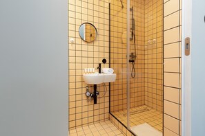 Shower, hair dryer, towels, shampoo