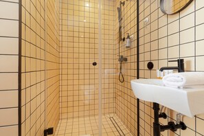 Dusche, Haartrockner, Handtücher, Shampoo