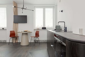 Geladeira, micro-ondas, cooktop, lava-louças