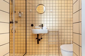 Shower, hair dryer, towels - Marszałkowska 140Y Warsaw | Air Conditioned Studio in City Center (Warszawa)