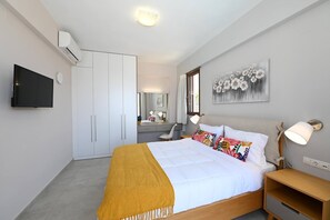 3 bedrooms, in-room safe, iron/ironing board, travel cot