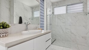 Bathtub, hair dryer - Sunrise Mansion with Pool (KINGSCLIFF)
