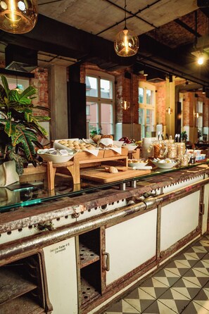 Daily buffet breakfast (PLN 75 per person)