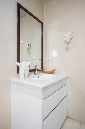 Standard Double Room | Bathroom - Wind Hotel (Hanoi)