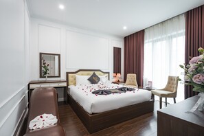 Desk, soundproofing, free WiFi, bed sheets - Wind Hotel (Hanoi)