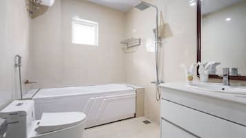 Quarto casal standard | Banheiro | Chuveiro, produtos de toalete grátis, secador de cabelo, chinelos