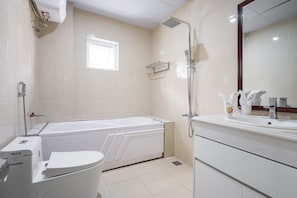 Deluxe Double Room | Bathroom | Shower, free toiletries, towels, soap