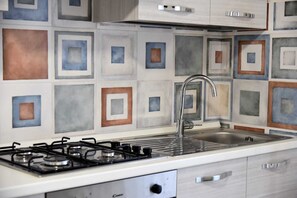 Réfrigérateur, four, plaque de cuisson, lave-vaisselle