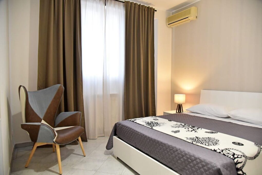 1 Schlafzimmer, Schreibtisch, schallisolierte Zimmer