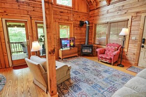 Smart TV, fireplace, table tennis, books - Rustic River Escape in West Jefferson, NC - 4BR Cabin for up to 8 guests. (West Jefferson)