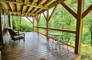 Outdoor dining - Rustic River Escape in West Jefferson, NC - 4BR Cabin for up to 8 guests. (West Jefferson)