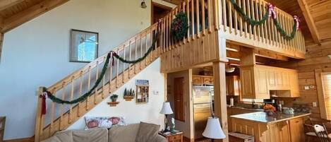 Smart TV, chimenea, tenis de mesa y libros