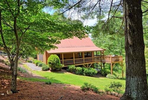 Rustic River Escape in West Jefferson, NC - 4BR Cabin for up to 8 guests.
