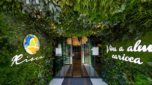 An entrance with a lush green wall, a logo, and text 'Viva a vida carioca'. - Rioca Munich Posto 3 (Munich)
