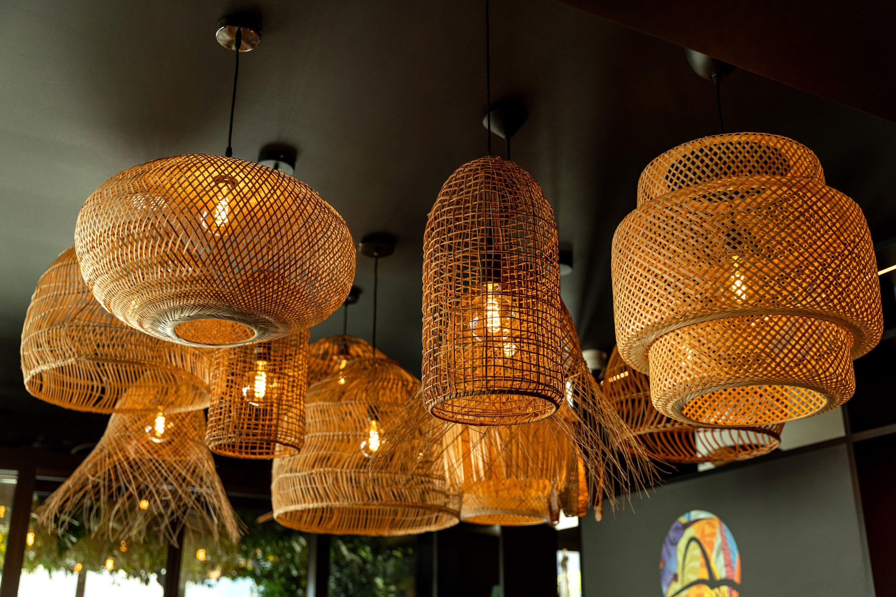 Una serie di lampade pendenti intrecciate, con una luce calda.