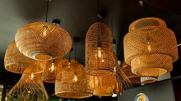 Una serie di lampade pendenti intrecciate, con una luce calda.