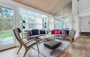 TV, caminetto, lettore DVD, impianto stereo