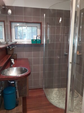Shower, hair dryer, toilet paper - By the sea (Hyères)