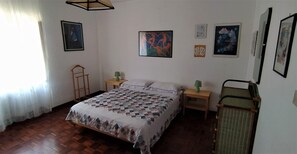 3 Schlafzimmer, Schreibtisch, Bügeleisen/Bügelbrett, kostenloses WLAN