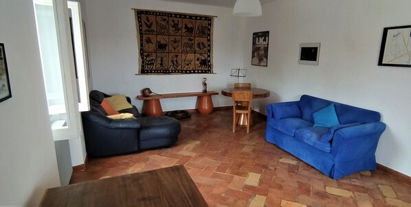 Fernseher, Kamin, Tischfußball, Arbeitsbereiche