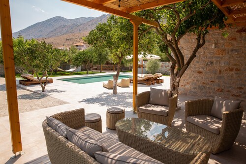 Private villa with pool near the sea!