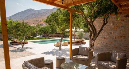 Private villa with pool near the sea!