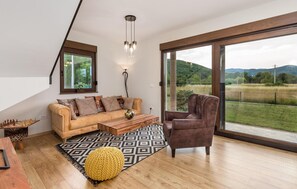 Smart TV, fireplace, stereo
