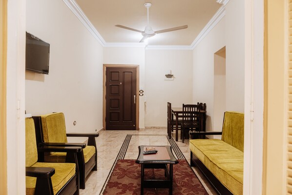 Departamento, 3 habitaciones | Área de sala de estar | Televisión de pantalla plana 