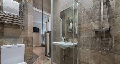 Chic Flat-sleeps up to 6 !-12 minutes(tube)to Oxford Street.,parking on street