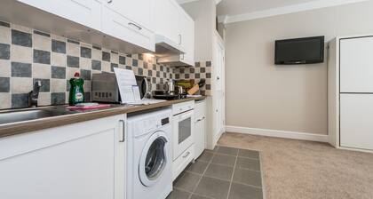Chic Flat-sleeps up to 6 !-12 minutes(tube)to Oxford Street.,parking on street