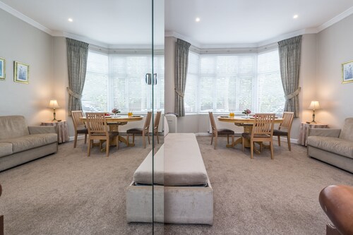 Chic Flat-sleeps up to 6 !-12 minutes(tube)to Oxford Street.,parking on street