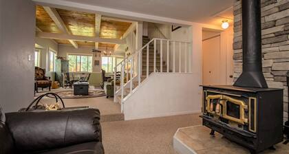 New Rental! On Lake Hatcher! Kayak and fish from your back yard.