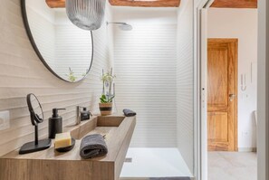 Apartment | Badezimmer | Dusche, Haartrockner, Handtücher
