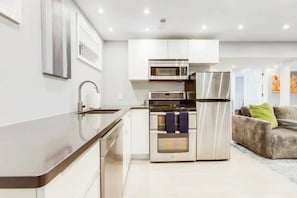 Refrigerador, microondas, horno y parrilla de estufa 