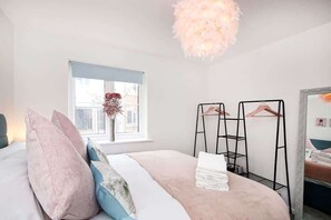 3 bedrooms, desk, iron/ironing board, WiFi