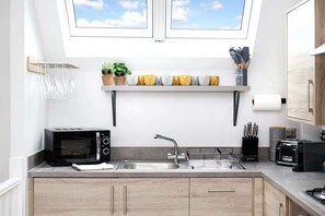 Een koelkast, een microgolfoven, een oven, een kookplaat